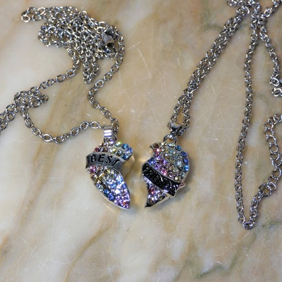 2 Best Friends necklaces - 2 half hearts that fit together - gift box for BFF - Picture 1 of 3